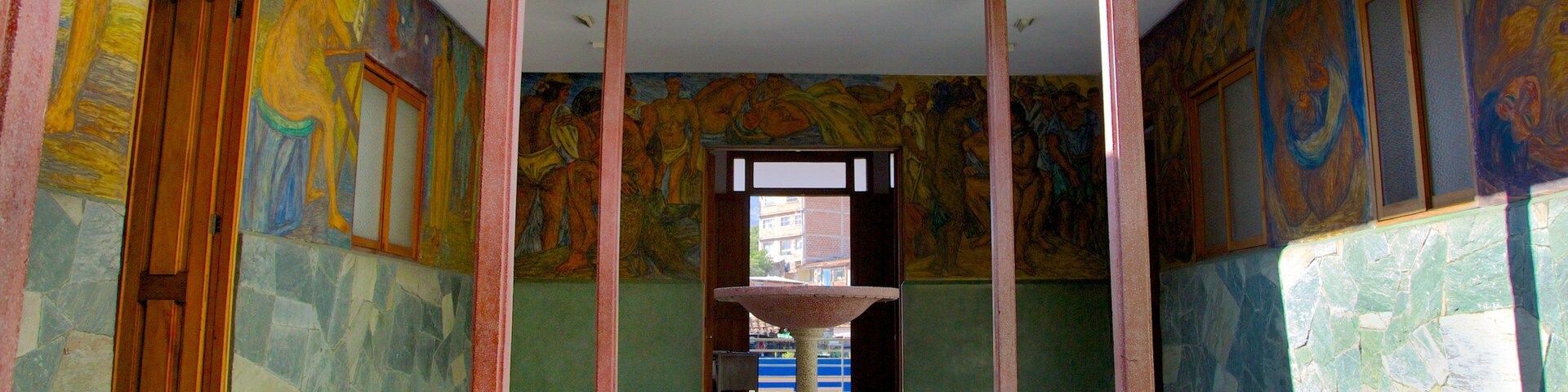 Casa y museo Pedro Nel Gomez ofreciendo vistas interiores y arte