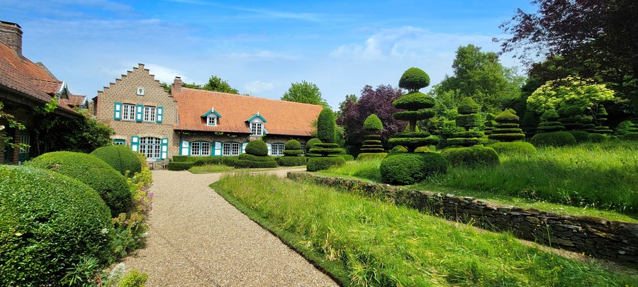 Jardin paysager avec topiaires / Cassel, France
