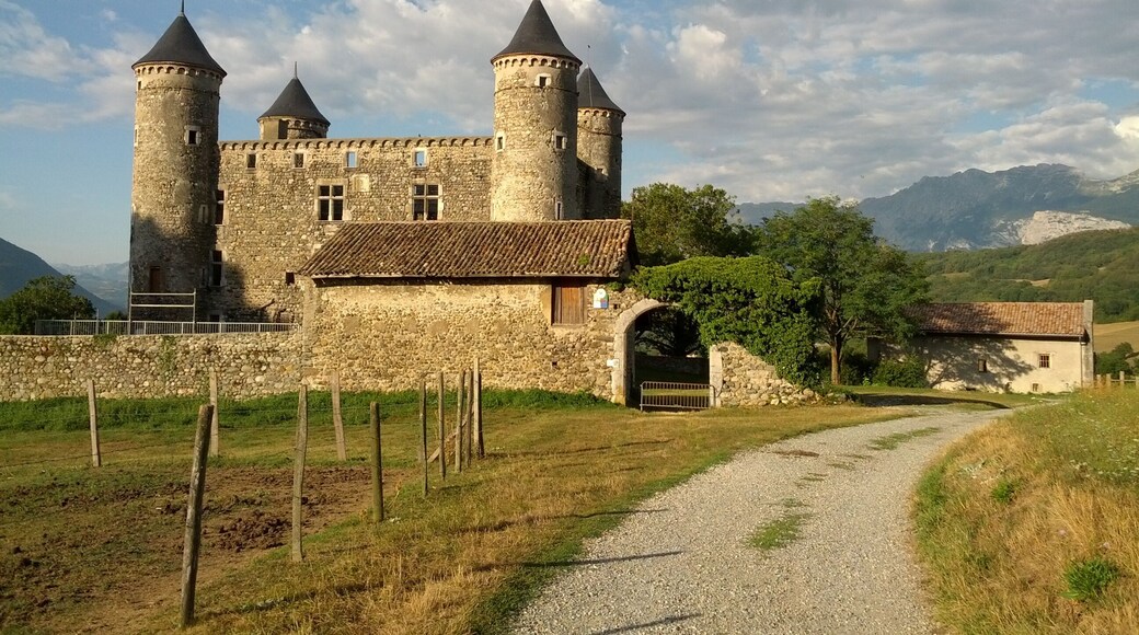 This building is indexed in the Base Mérimée, a database of architectural heritage maintained by the French Ministry of Culture, under the reference PA00117208 .