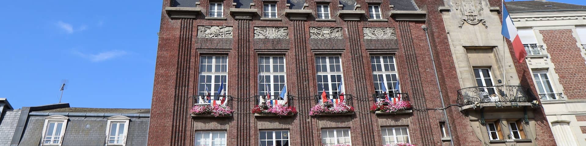 La mairie et son beffroi, tour de l'horloge, ville de Montdidier, département de la Somme, France
