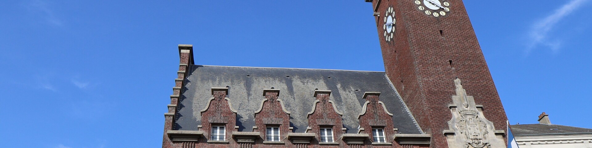 La mairie et son beffroi, tour de l'horloge, ville de Montdidier, département de la Somme, France