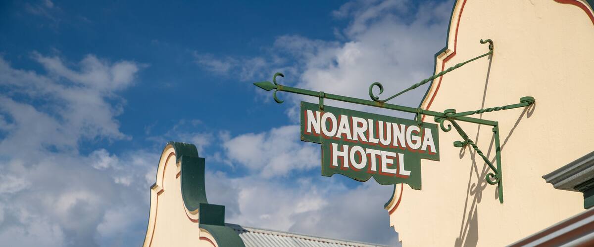 Old Noarlunga showing signage