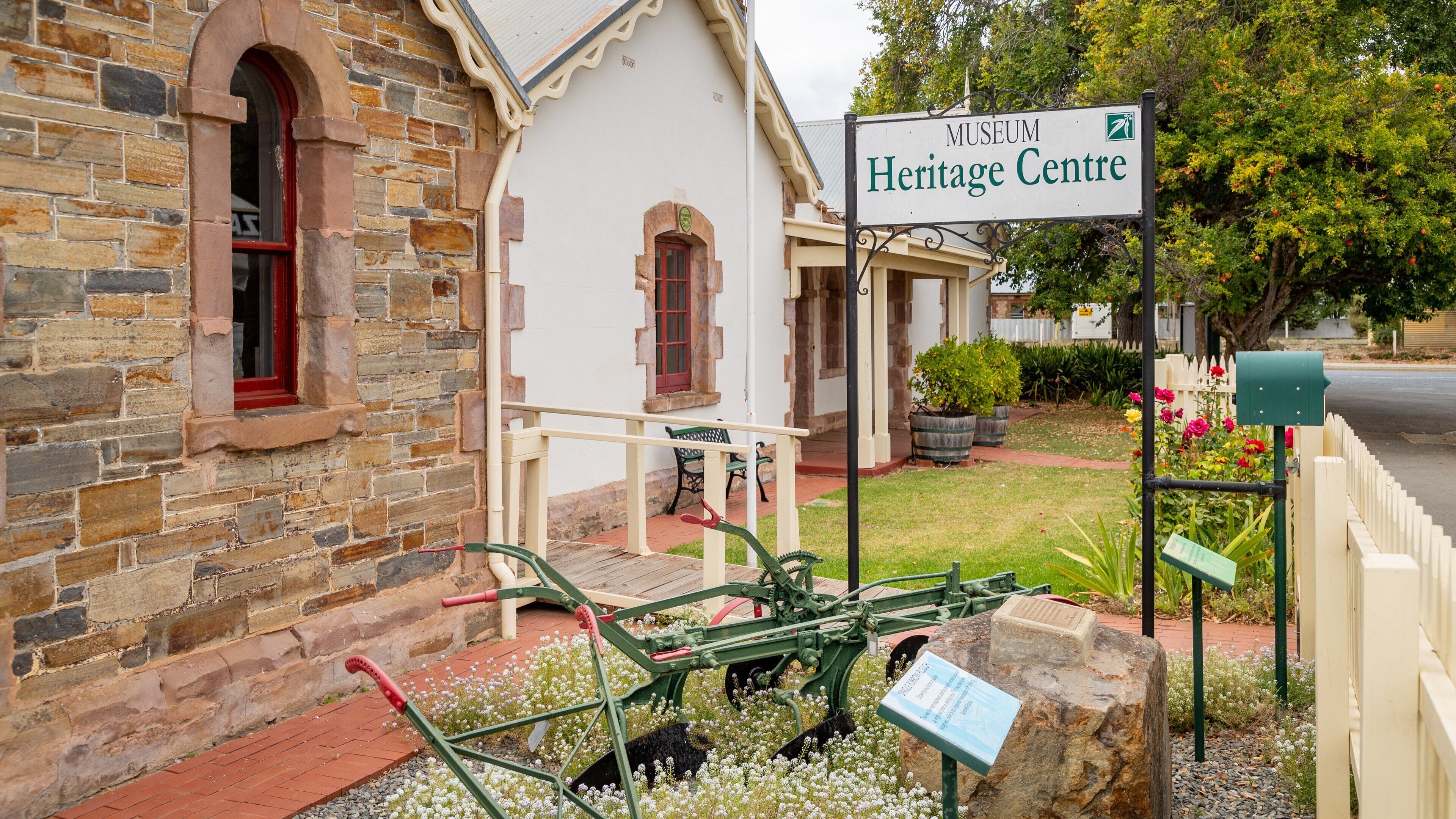 Strathalbyn showing signage