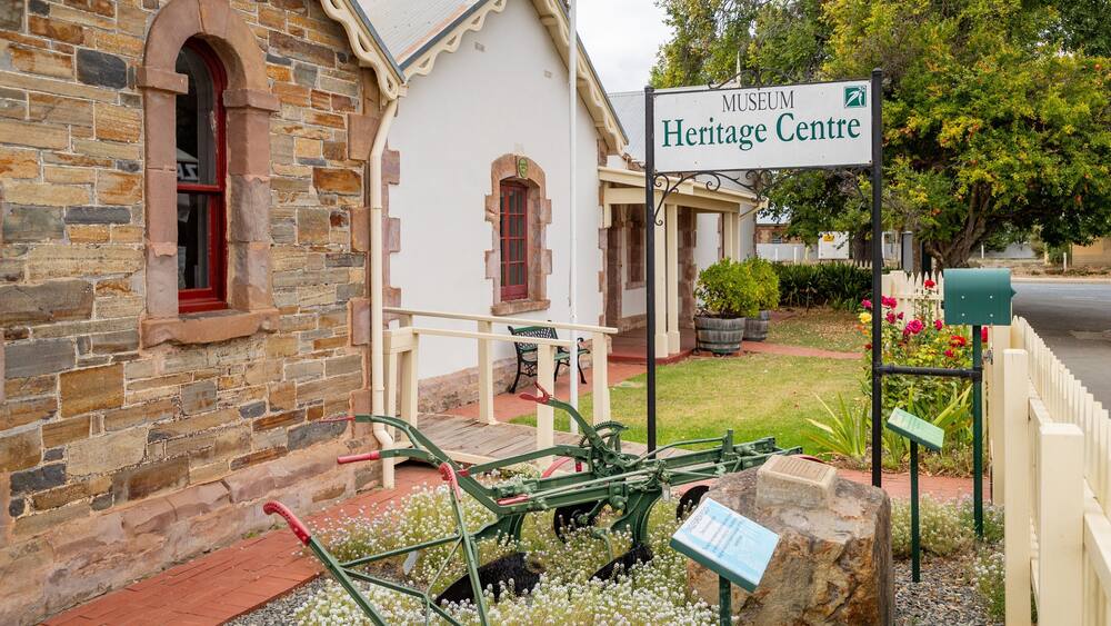 Strathalbyn showing signage