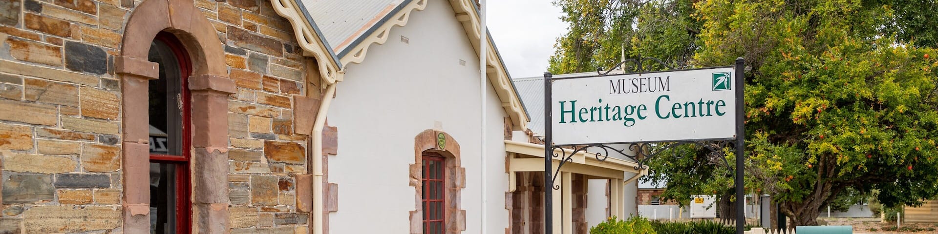 Strathalbyn showing signage