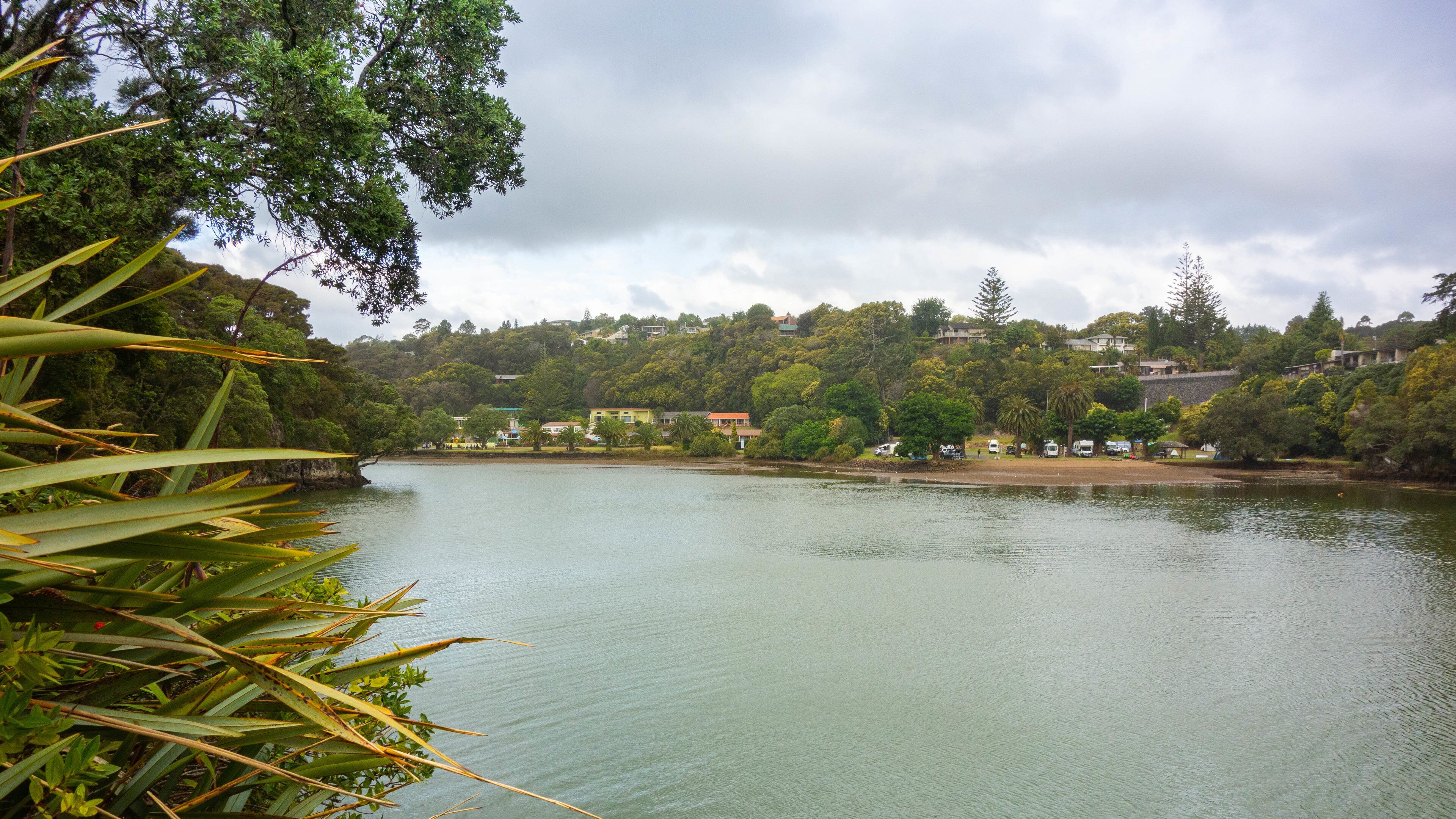 Haruru Falls showing a lake or waterhole