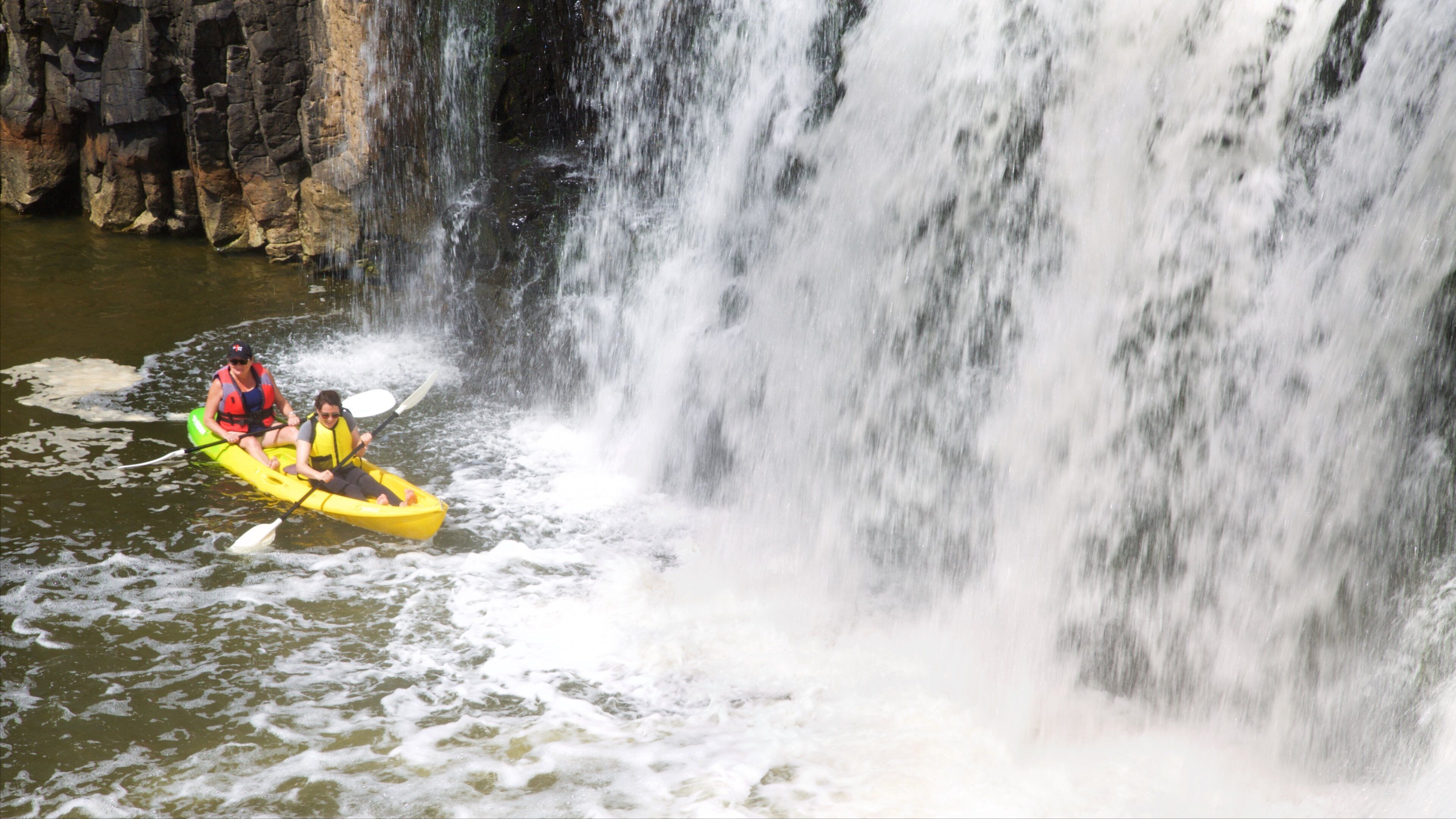 น้ำตก Haruru เนื้อเรื่องที่ น้ำตก, พายเรือคายัคหรือเรือแคนู และ แม่น้ำหรือลำธาร