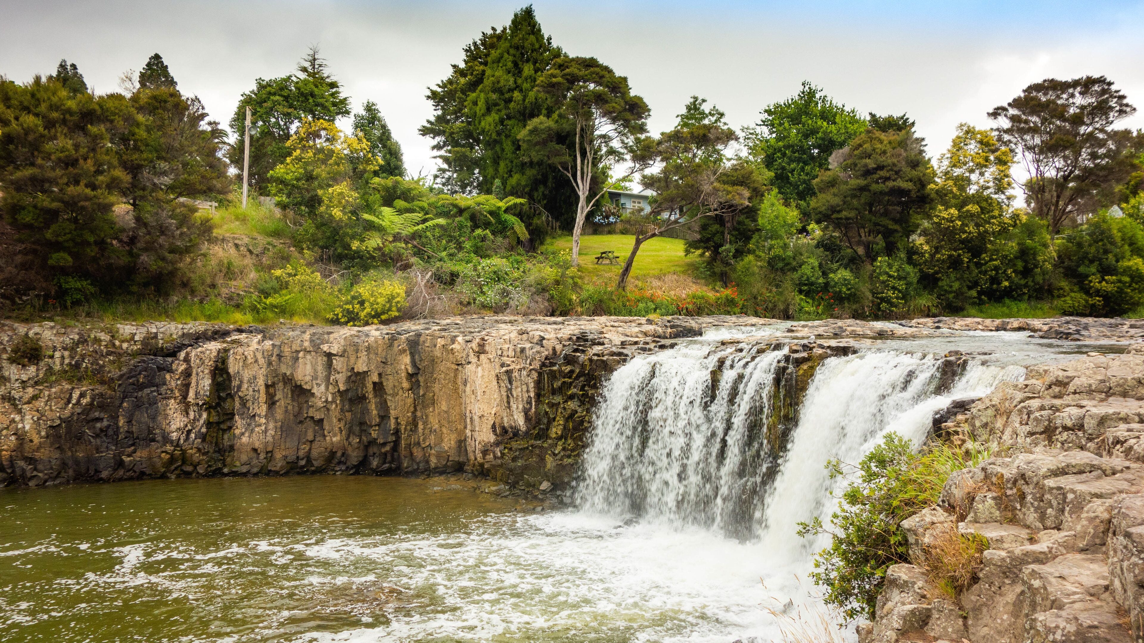 Haruru Falls showing a river or creek