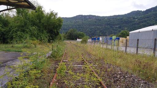 Voie en direction d'Oyonnax à l'ancienne gare de Molinges (Jura, France).