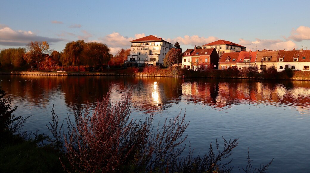 Chemin de halage et immeubles à Wambrechies