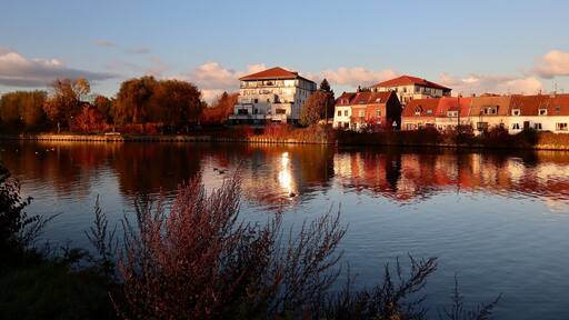 Chemin de halage et immeubles à Wambrechies