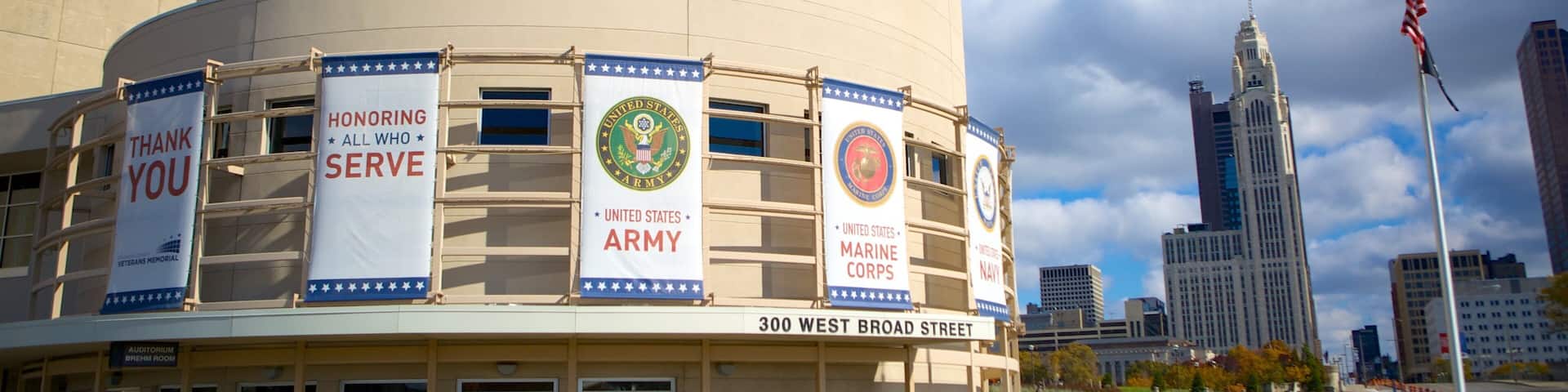 Veterans Memorial mostrando un monumento y señalización