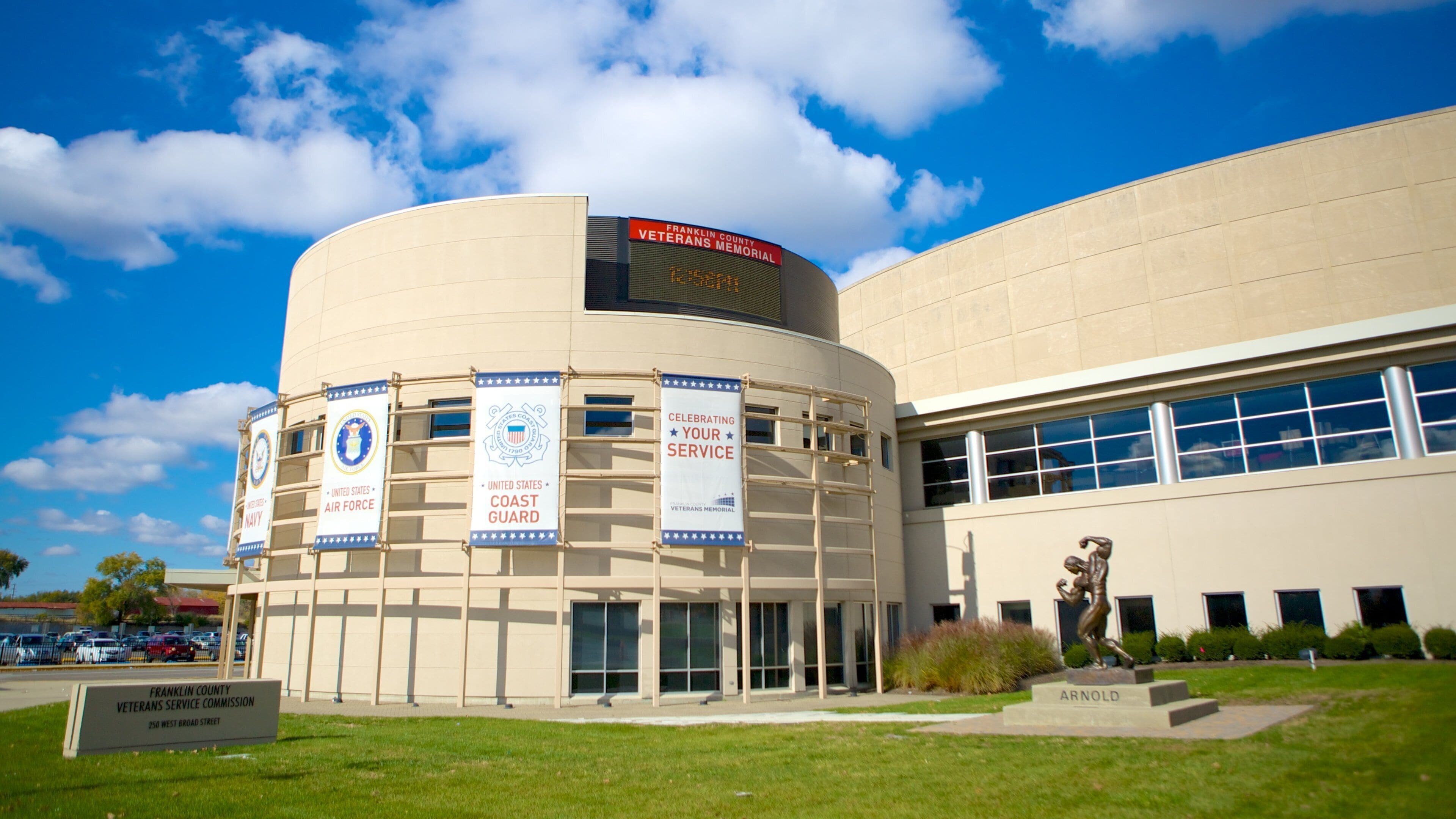 Veterans Memorial caracterizando um memorial e sinalização
