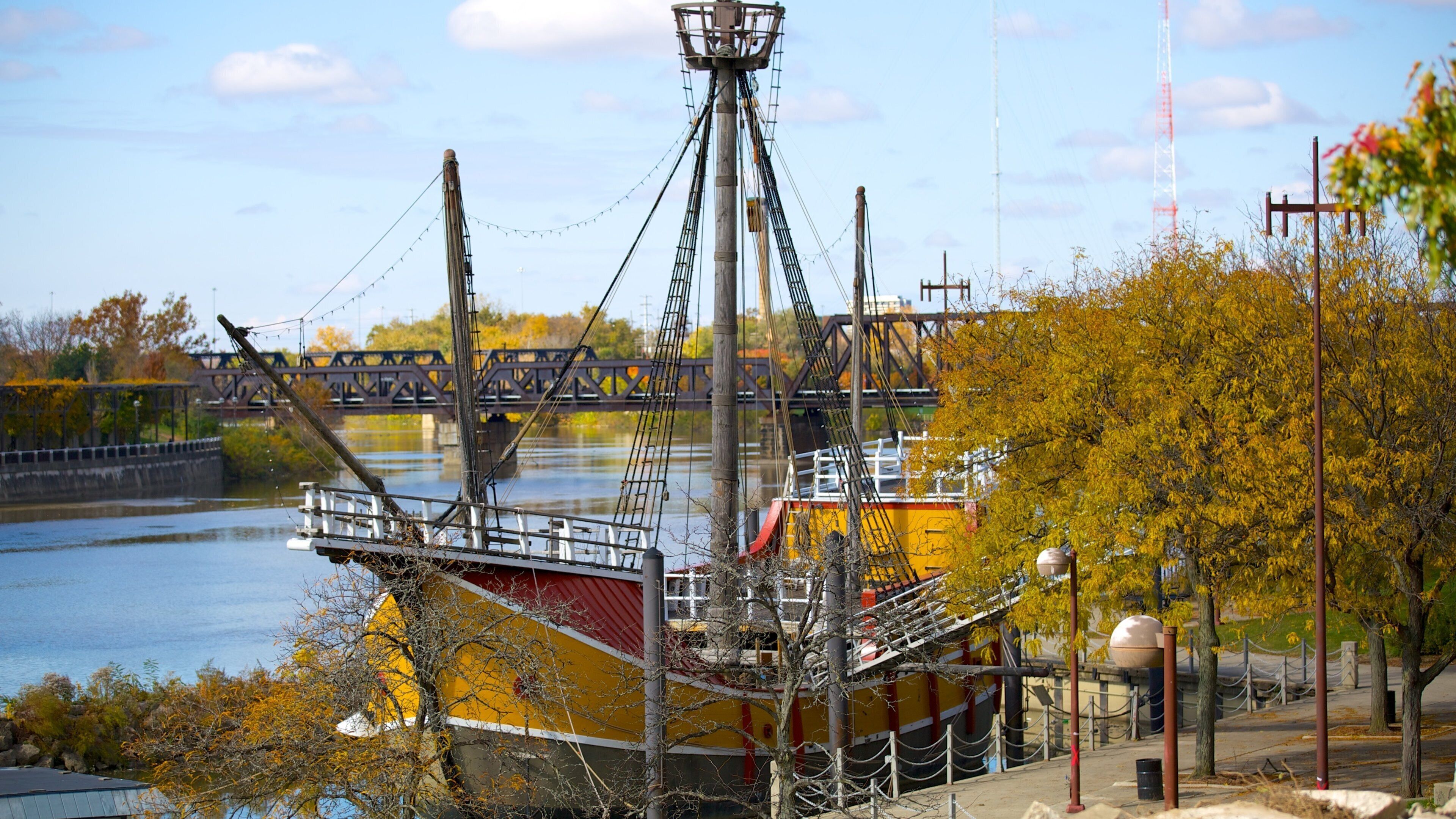Santa Maria showing a bridge, a river or creek and a bay or harbour