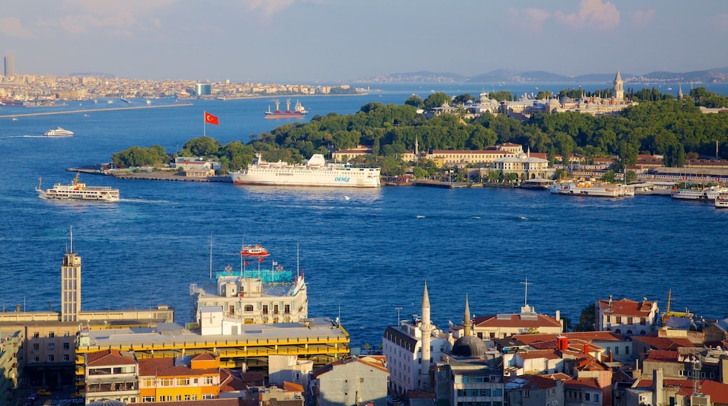 Palacio de Topkapi ofreciendo una bahía o un puerto, una ciudad y un río o arroyo