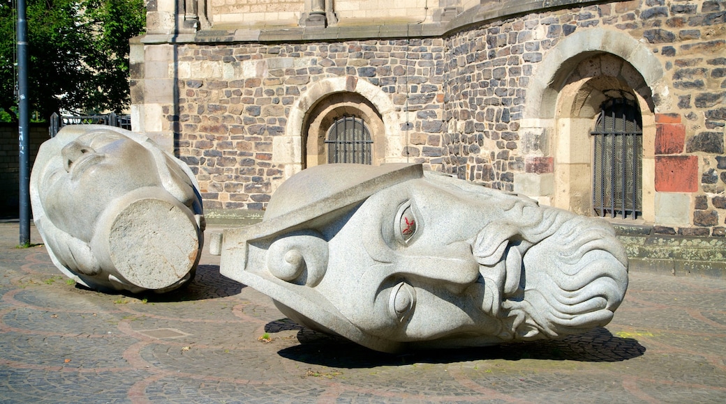 Bonner Münster bevat een standbeeld of beeldhouwwerk