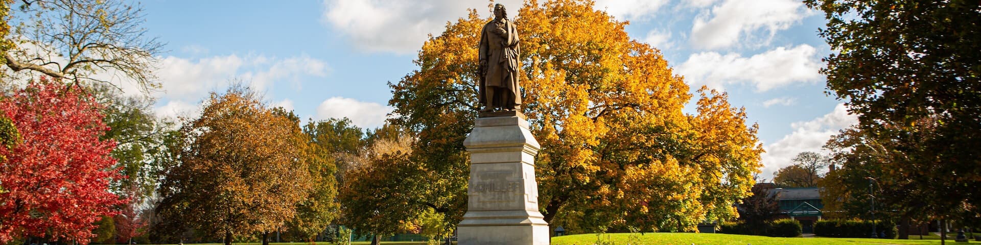 Schiller Park featuring a statue or sculpture and a park