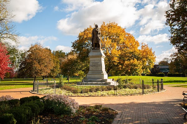Schiller Park featuring a statue or sculpture and a park