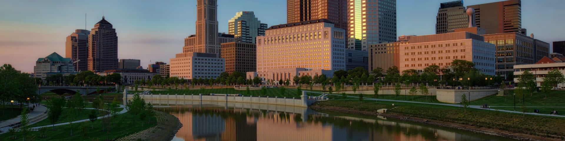The Broad Street Bridge over the Scioto River in columbus, Ohio