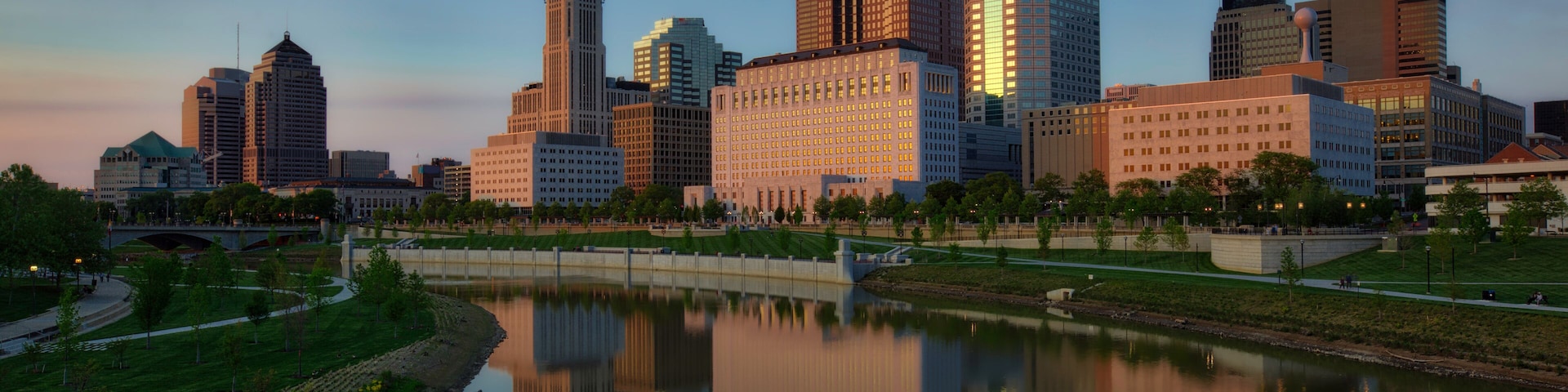 The Broad Street Bridge over the Scioto River in columbus, Ohio