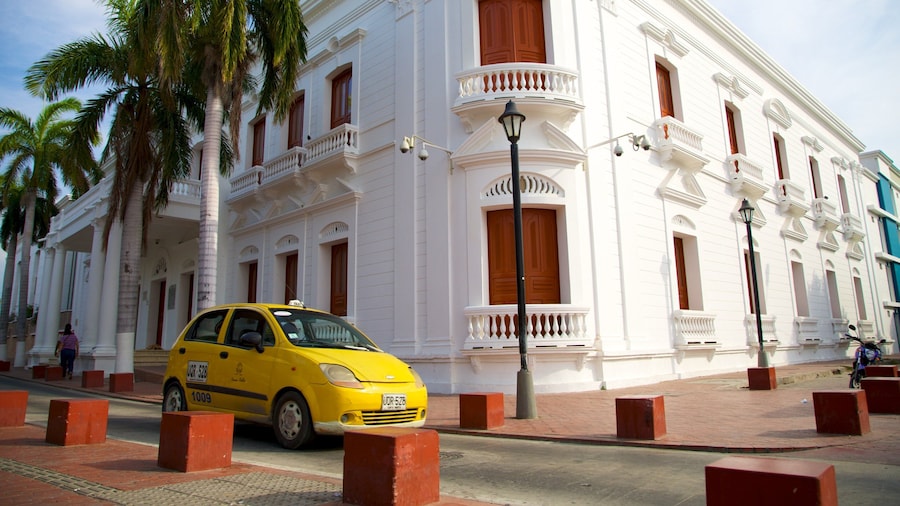 Parque de los Novios welches beinhaltet Geschichtliches, Straßenszenen und Stadt
