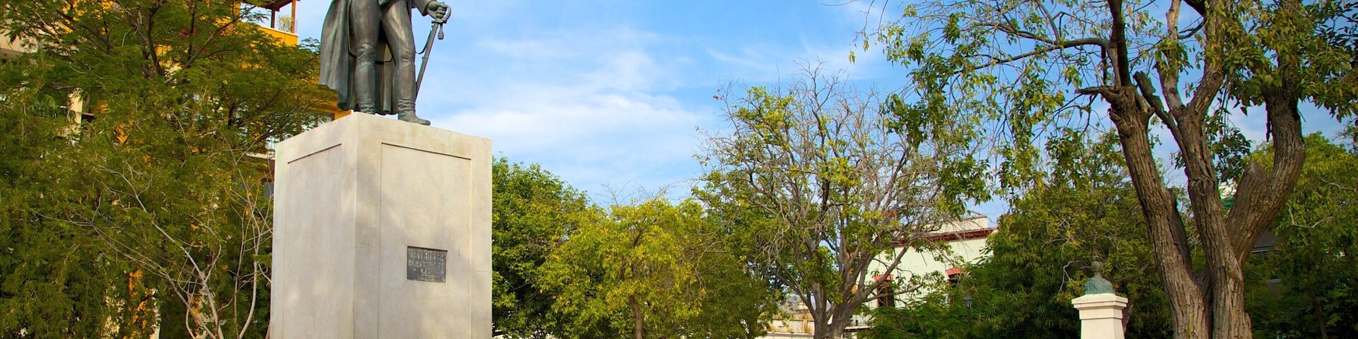 Parque de Los Novios showing a garden, a statue or sculpture and a monument