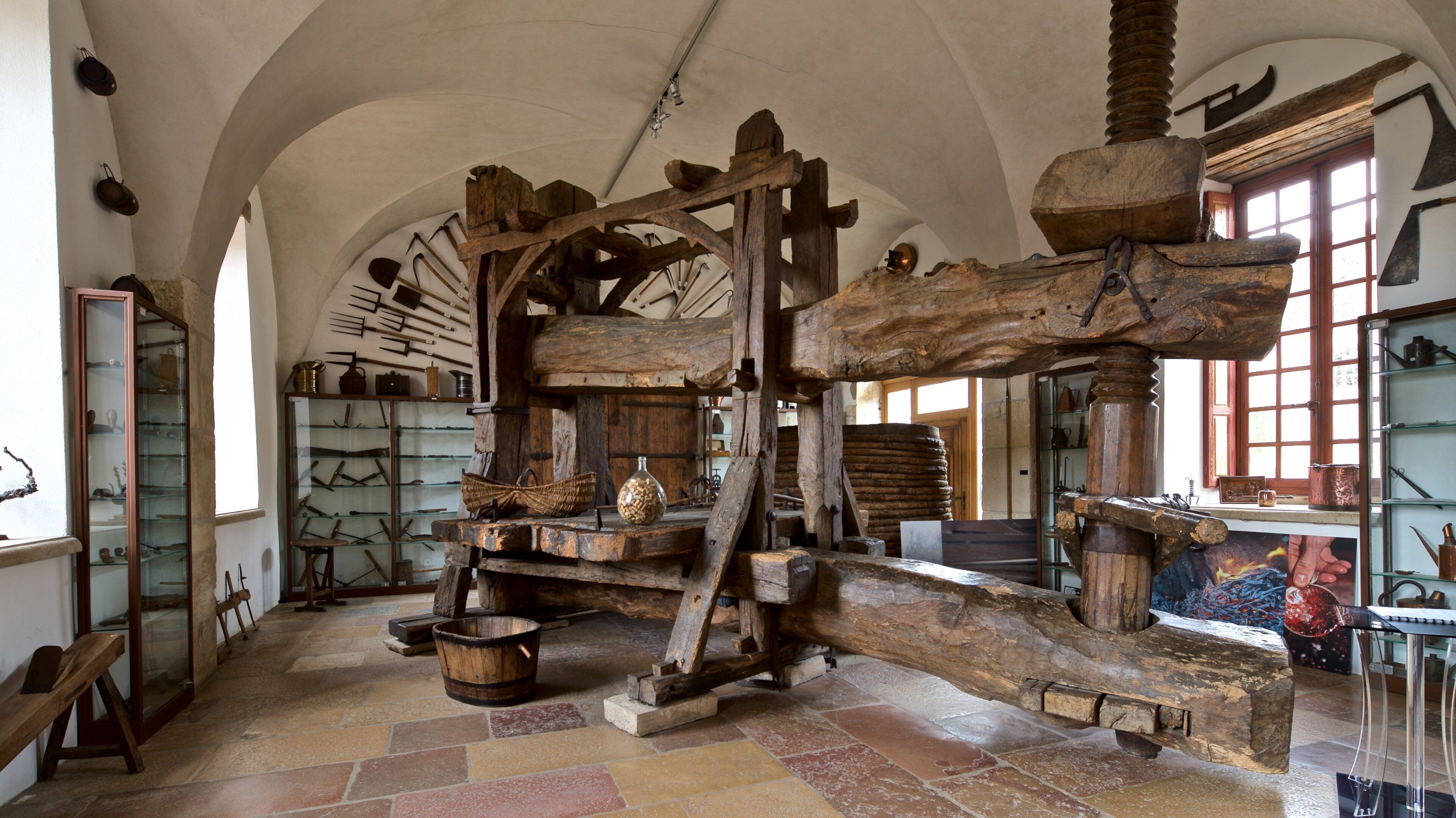 Chateau de Pommard which includes interior views and heritage elements