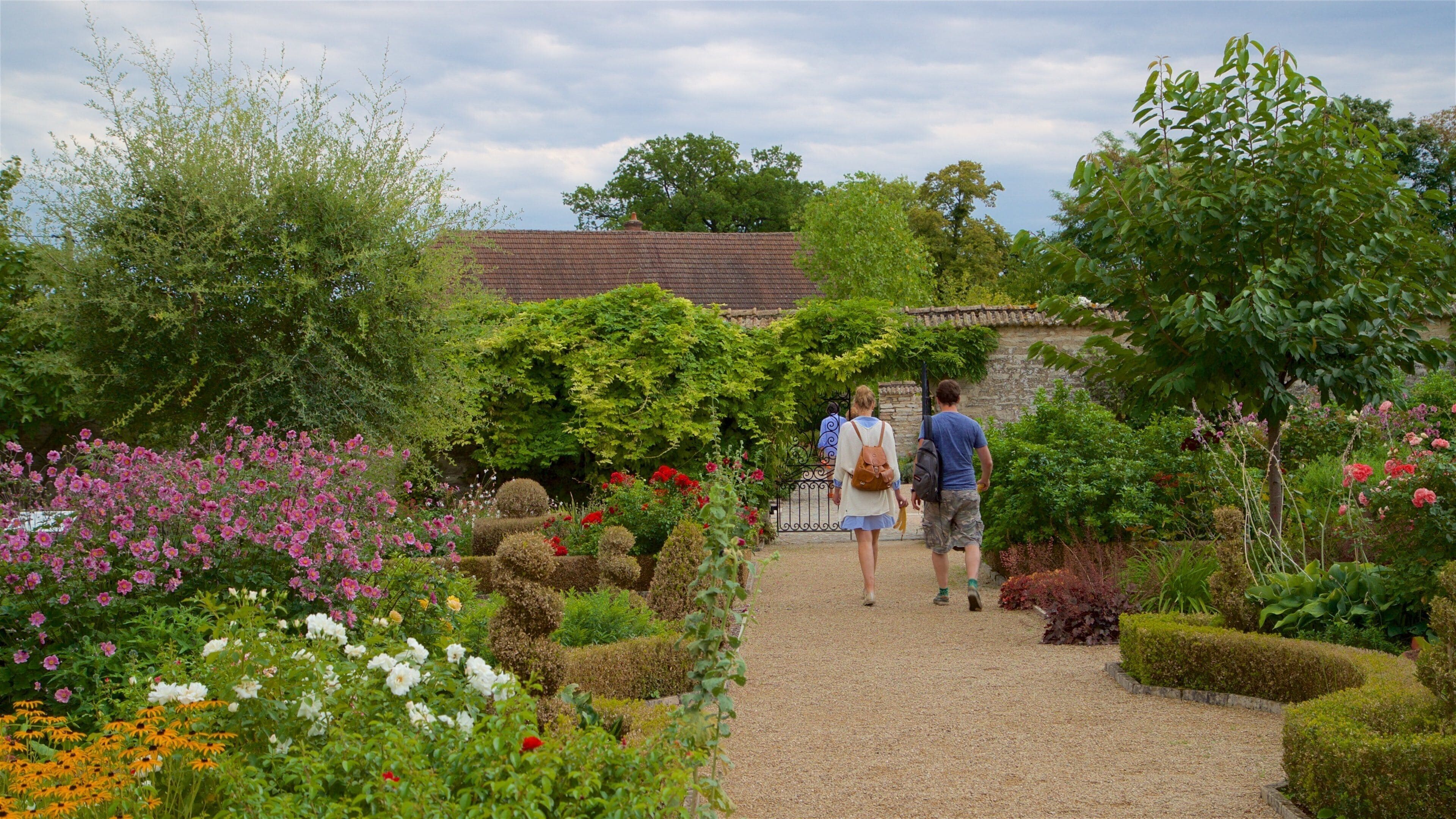 Chateau de Pommard caracterizando flores silvestres e um jardim assim como um casal