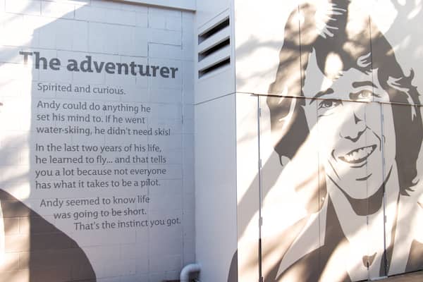 ビー ジーズ ウェイ どの含み 屋外アート