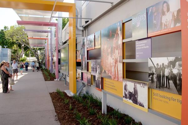 Bee Gees Way welches beinhaltet Outdoor-Kunst sowie kleine Menschengruppe