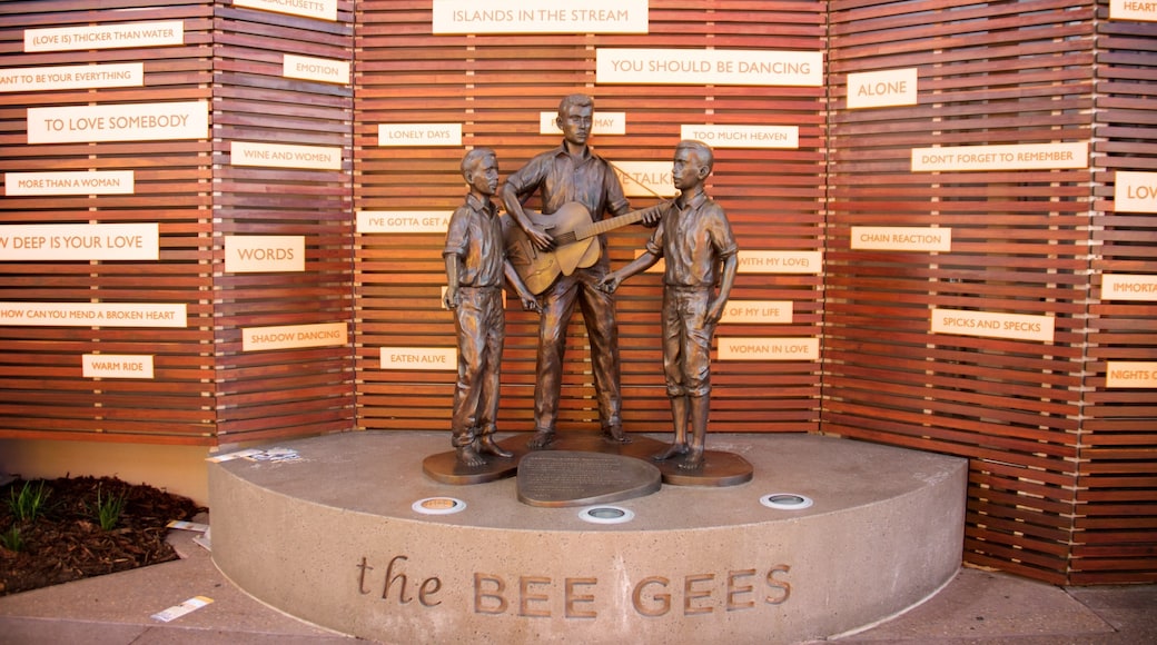 Bee Gees Way que incluye una estatua o escultura y arte al aire libre