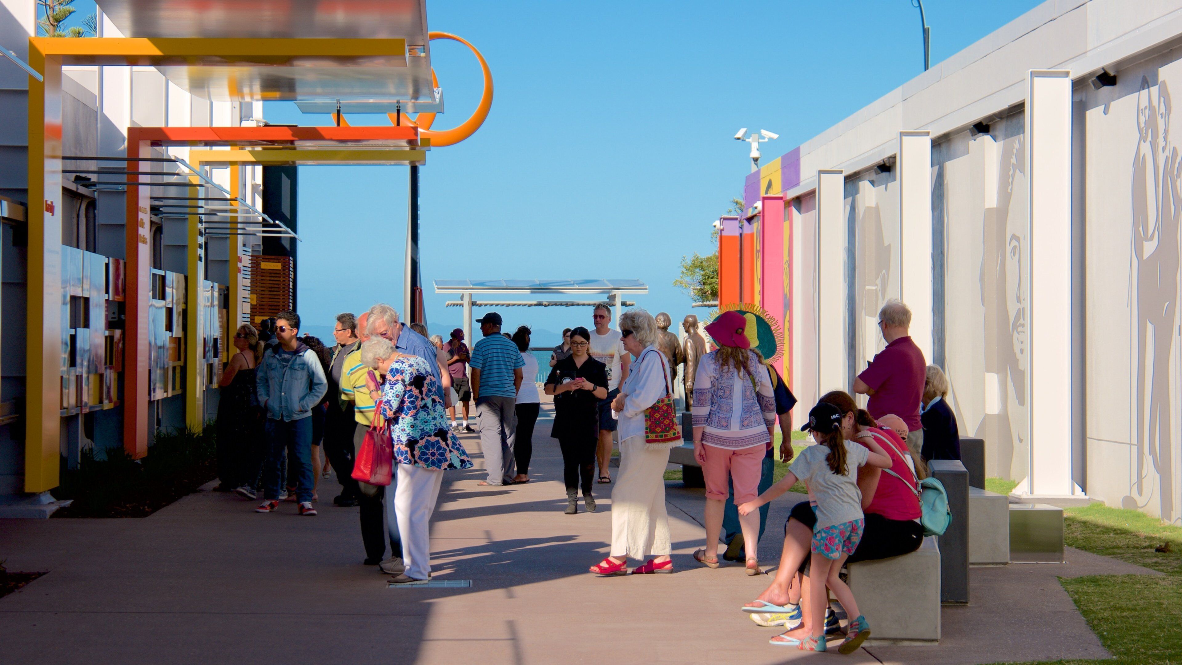 Bee Gees Way mostrando arte urbana cosi come un piccolo gruppo di persone