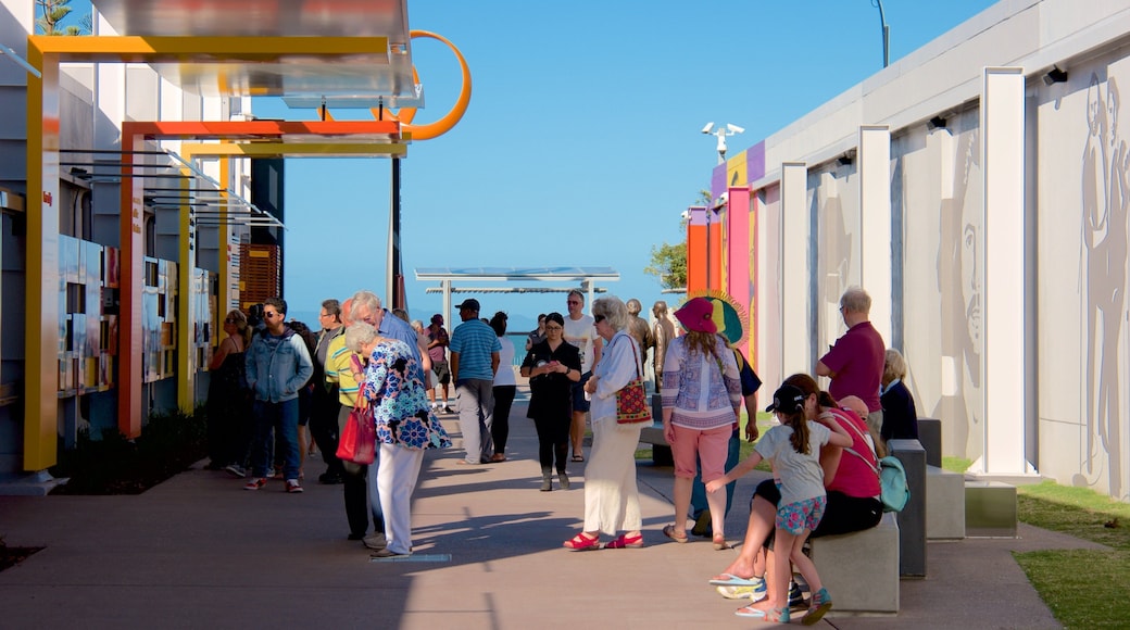 Bee Gees Way som inkluderer utendørs kunst i tillegg til en liten gruppe med mennesker