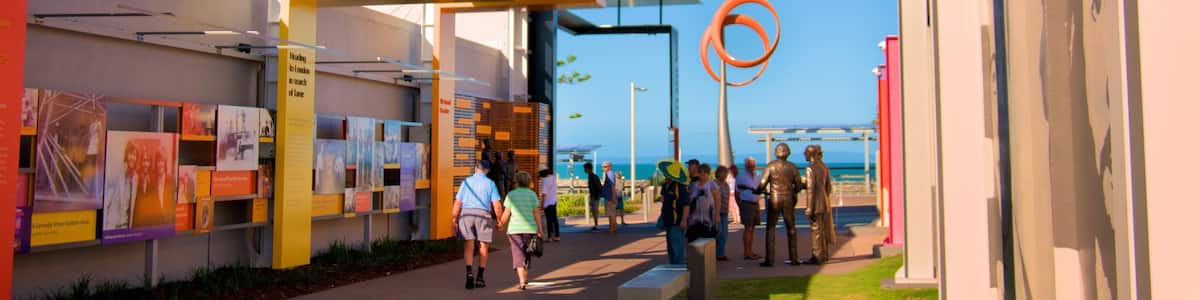 Bee Gees Way das einen Outdoor-Kunst sowie kleine Menschengruppe