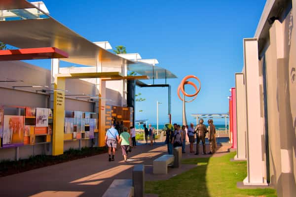 Bee Gees Way das einen Outdoor-Kunst sowie kleine Menschengruppe