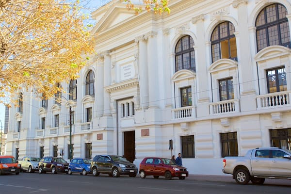 BibliothĂšque Santiago Severin mettant en vedette patrimoine historique