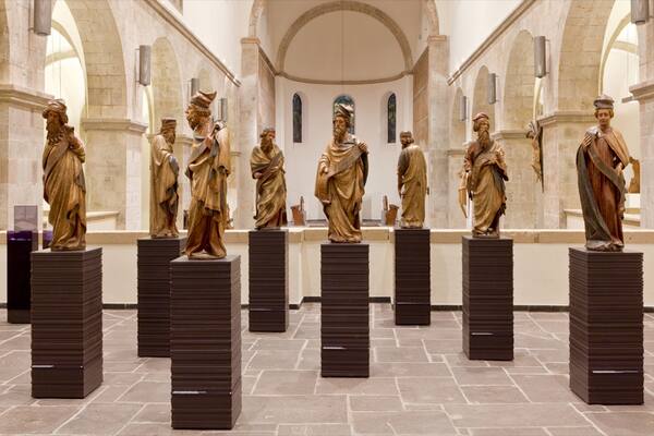 Schnuetgen Museum showing art, interior views and a statue or sculpture