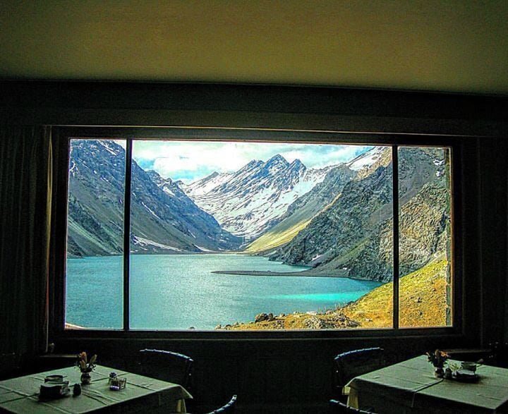 Um quadro em movimento. 
#ski #skiportillo #skiing #snowboarding #portillo #onlyinportillo #window #naturewalk #natureshots #nature #trip #travelers #travel #picoftheday #photooftheday #instamoment #instagood #instacool #chile #chilegram #mountain #restaurant #bestoftheday #instadaily #photo #summer #amazing #andes #photo