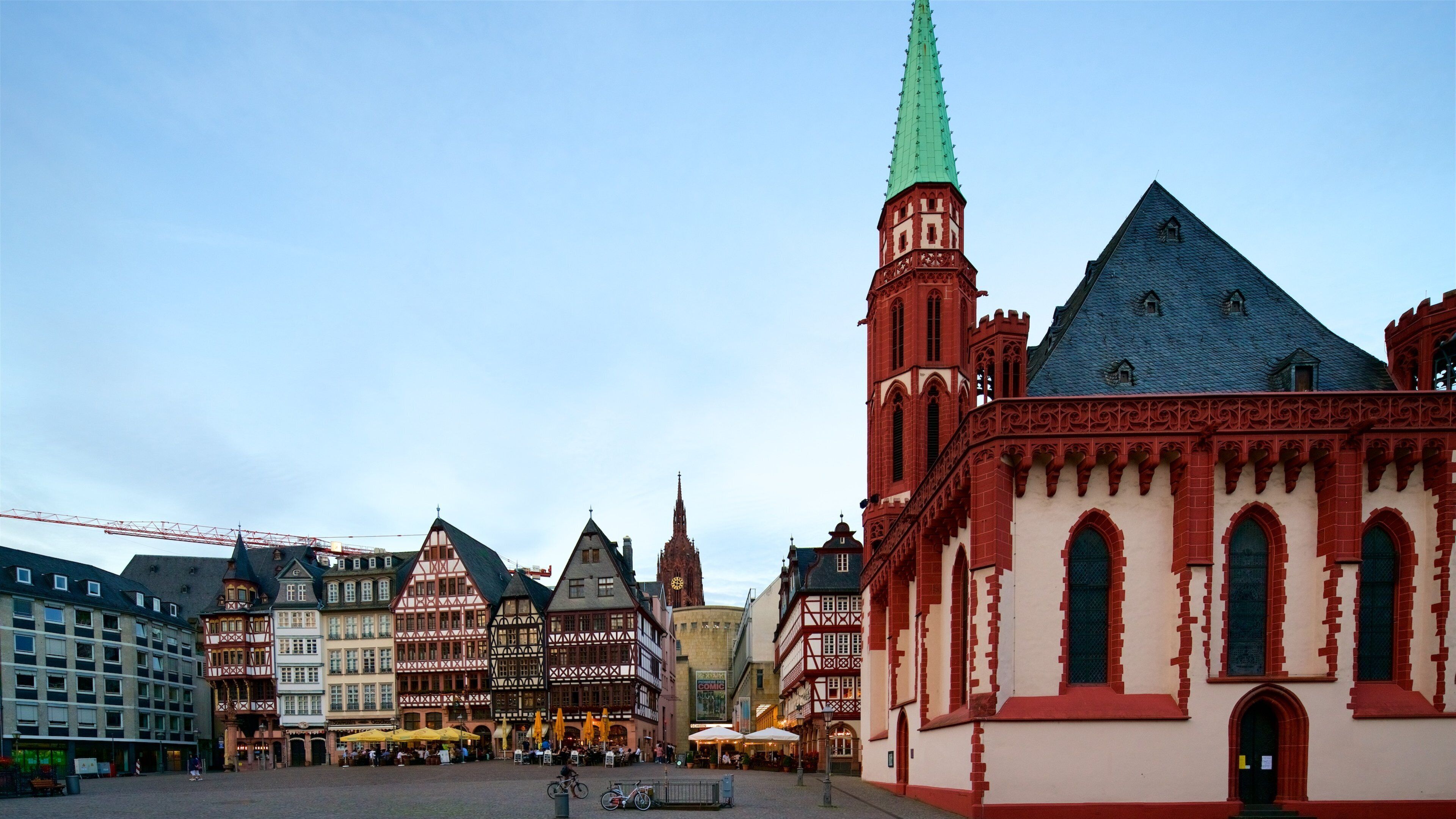 Antigua iglesia de San Nicolás que incluye un parque o plaza, una iglesia o catedral y elementos del patrimonio