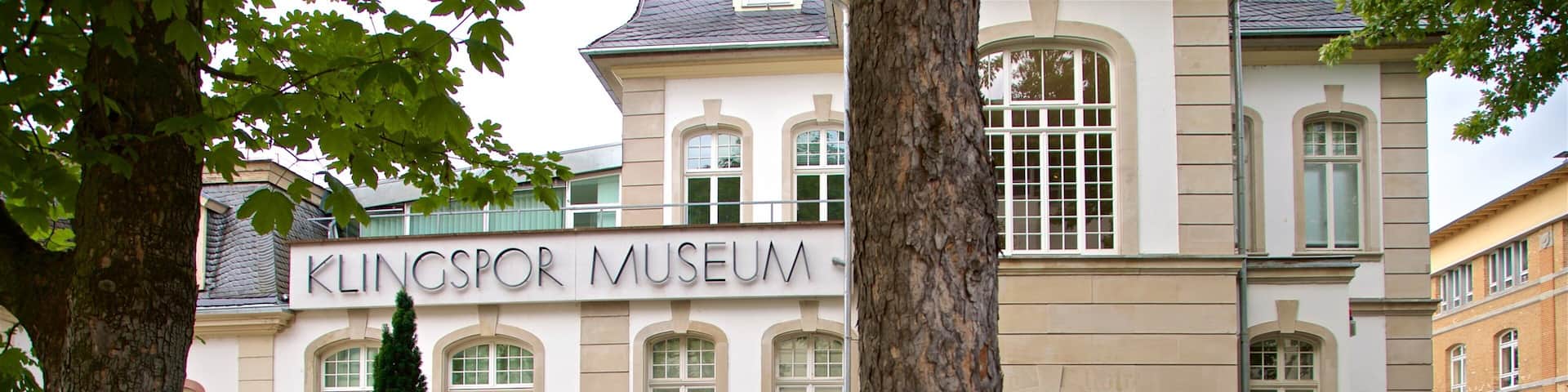 Exterior del Museo Klingspor, con arquitectura clásica que presenta ventanas arqueadas y una entrada central.