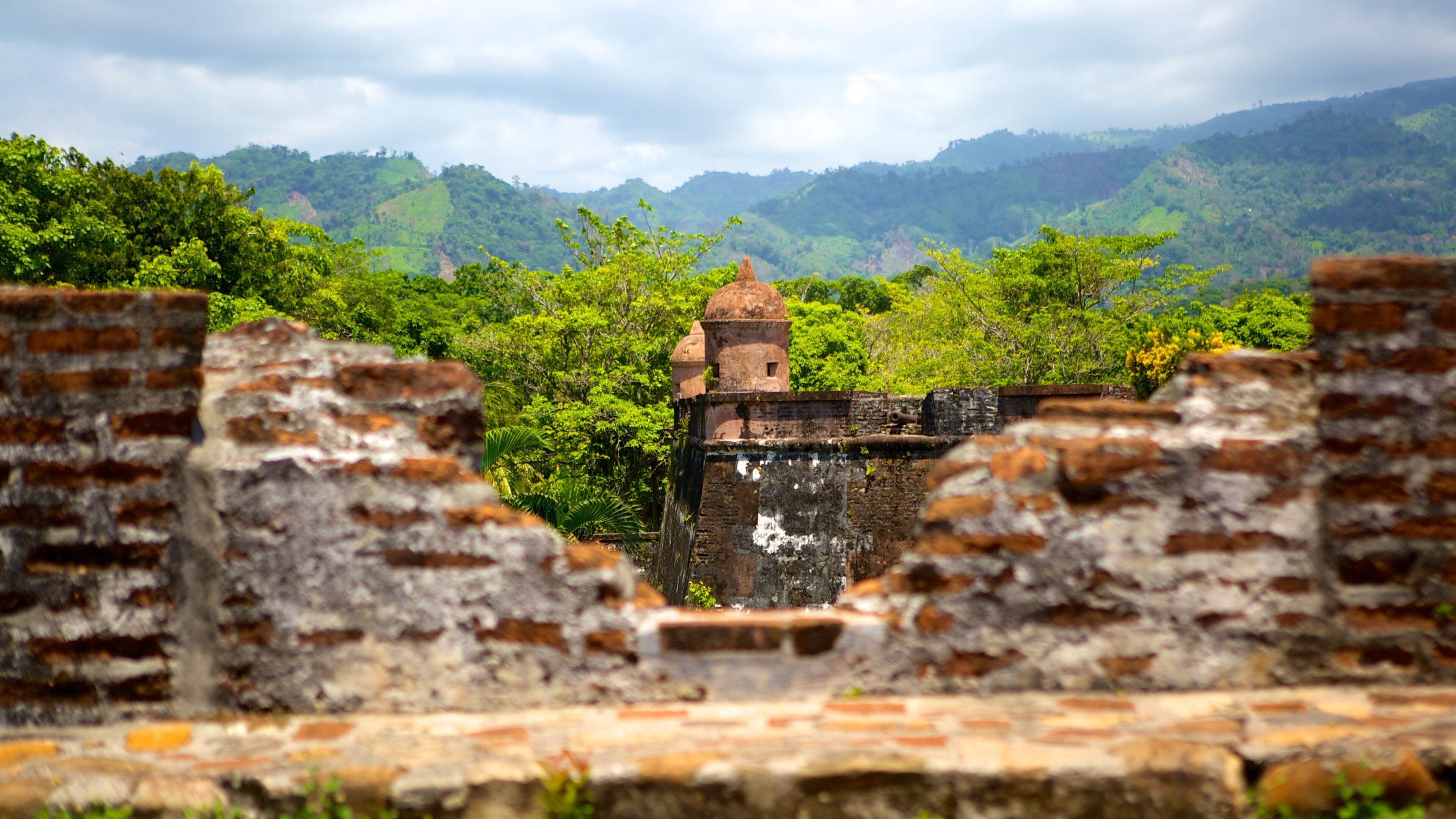 San Fernando Fortress which includes building ruins and heritage elements