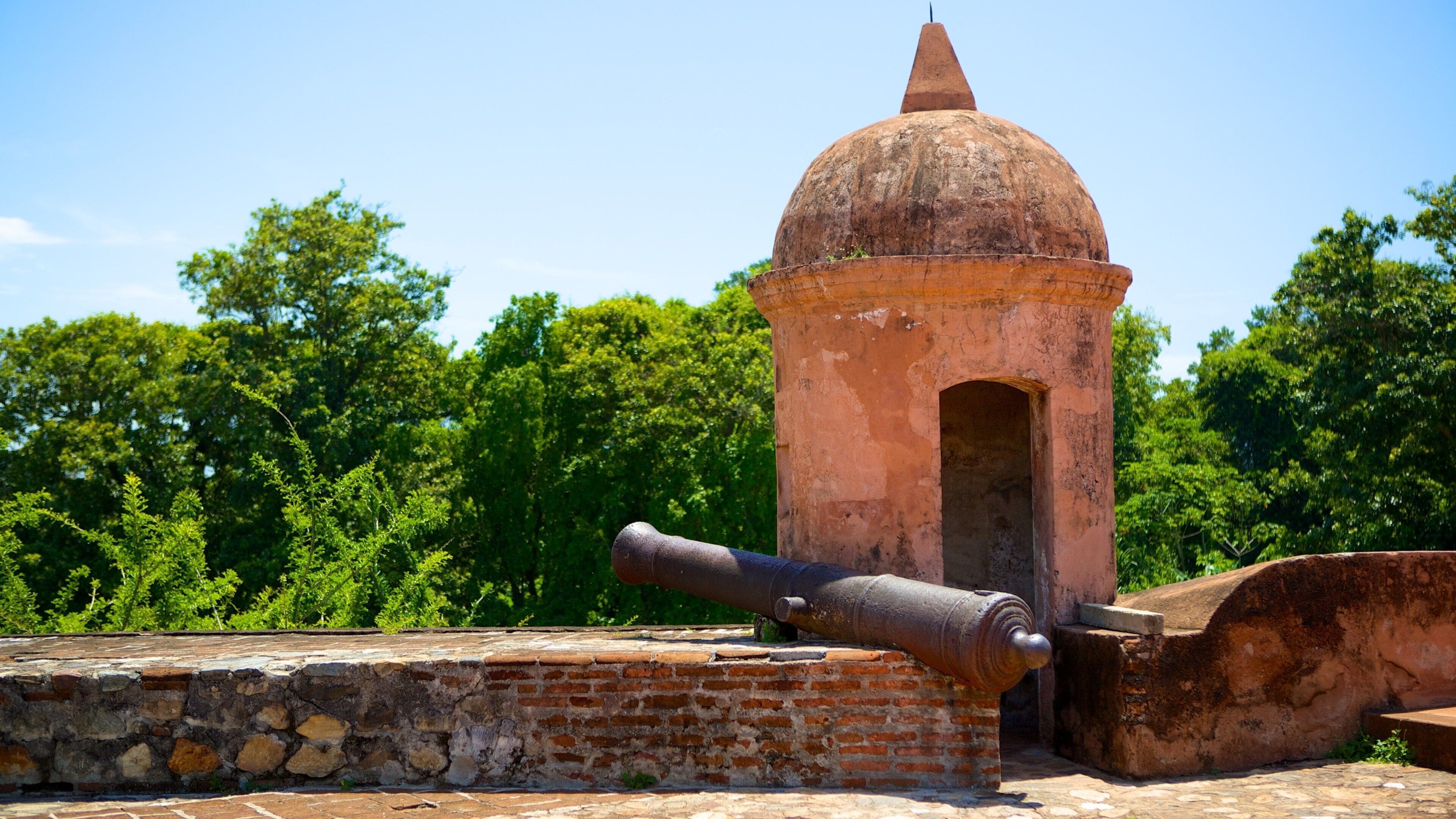 San Fernando Fortress featuring heritage elements, heritage architecture and military items