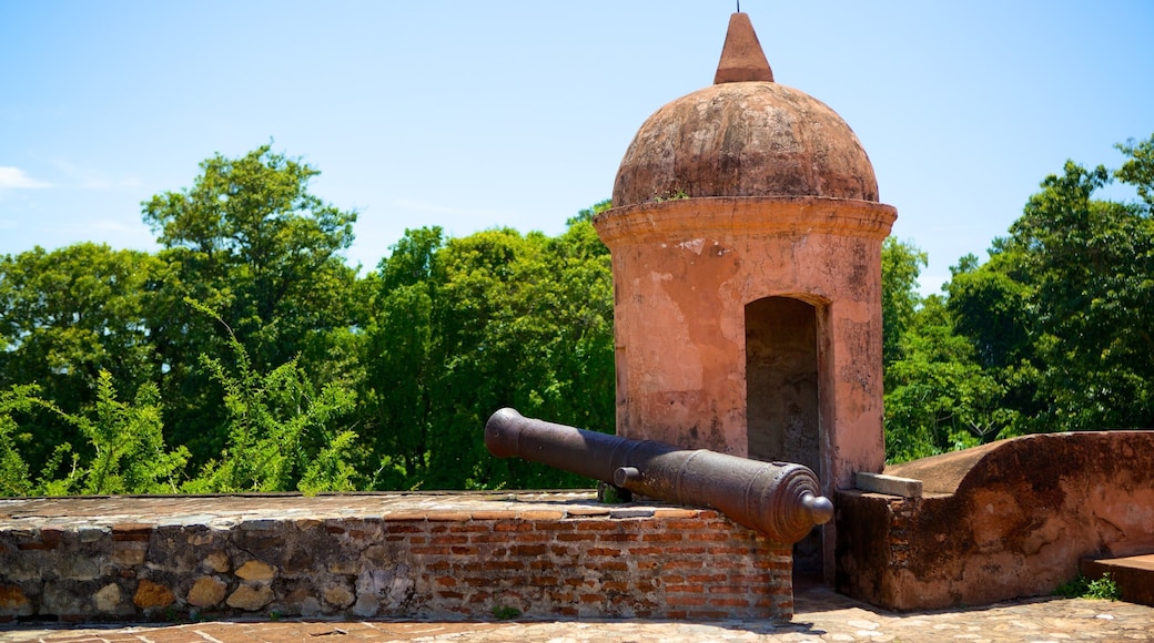 San Fernando Fortress showing heritage elements, heritage architecture and military items