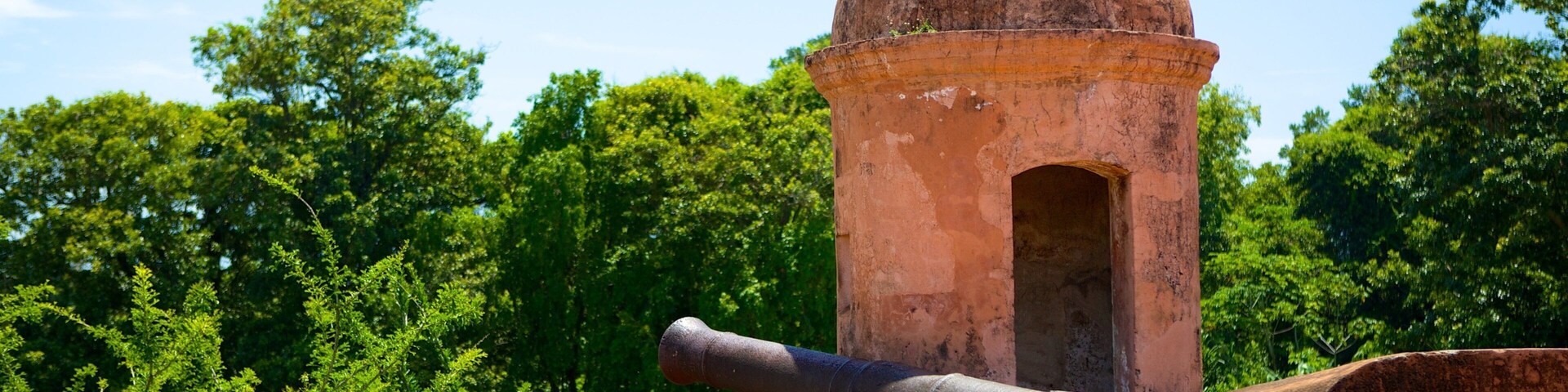 San Fernando Fortress featuring heritage elements, heritage architecture and military items