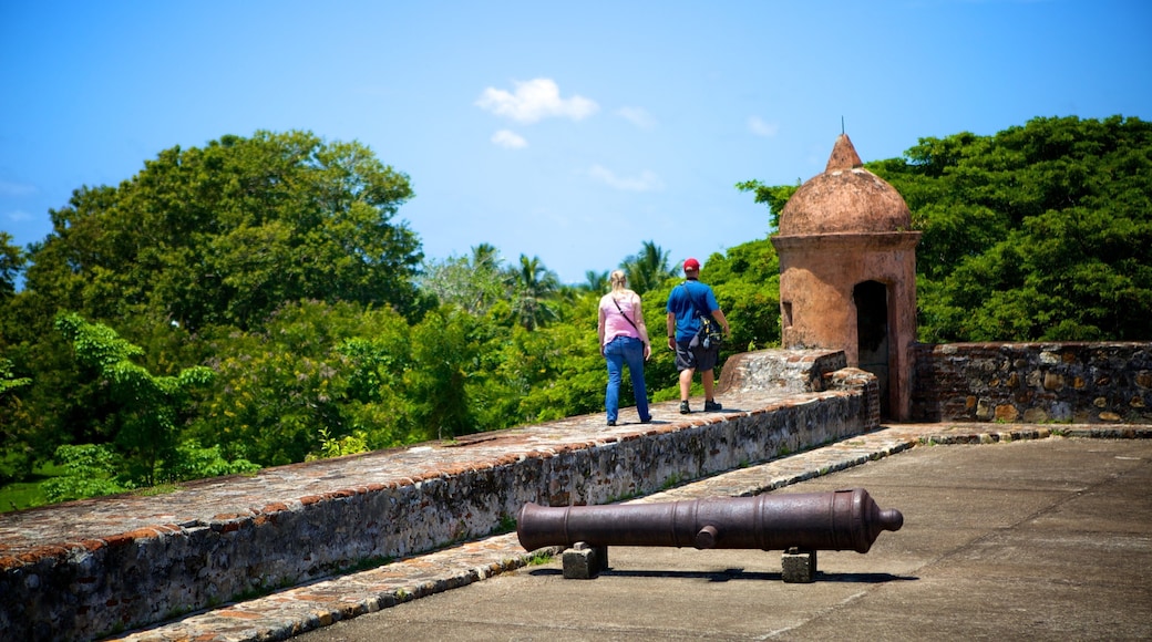 San Fernando Fortress showing heritage elements and military items as well as a couple