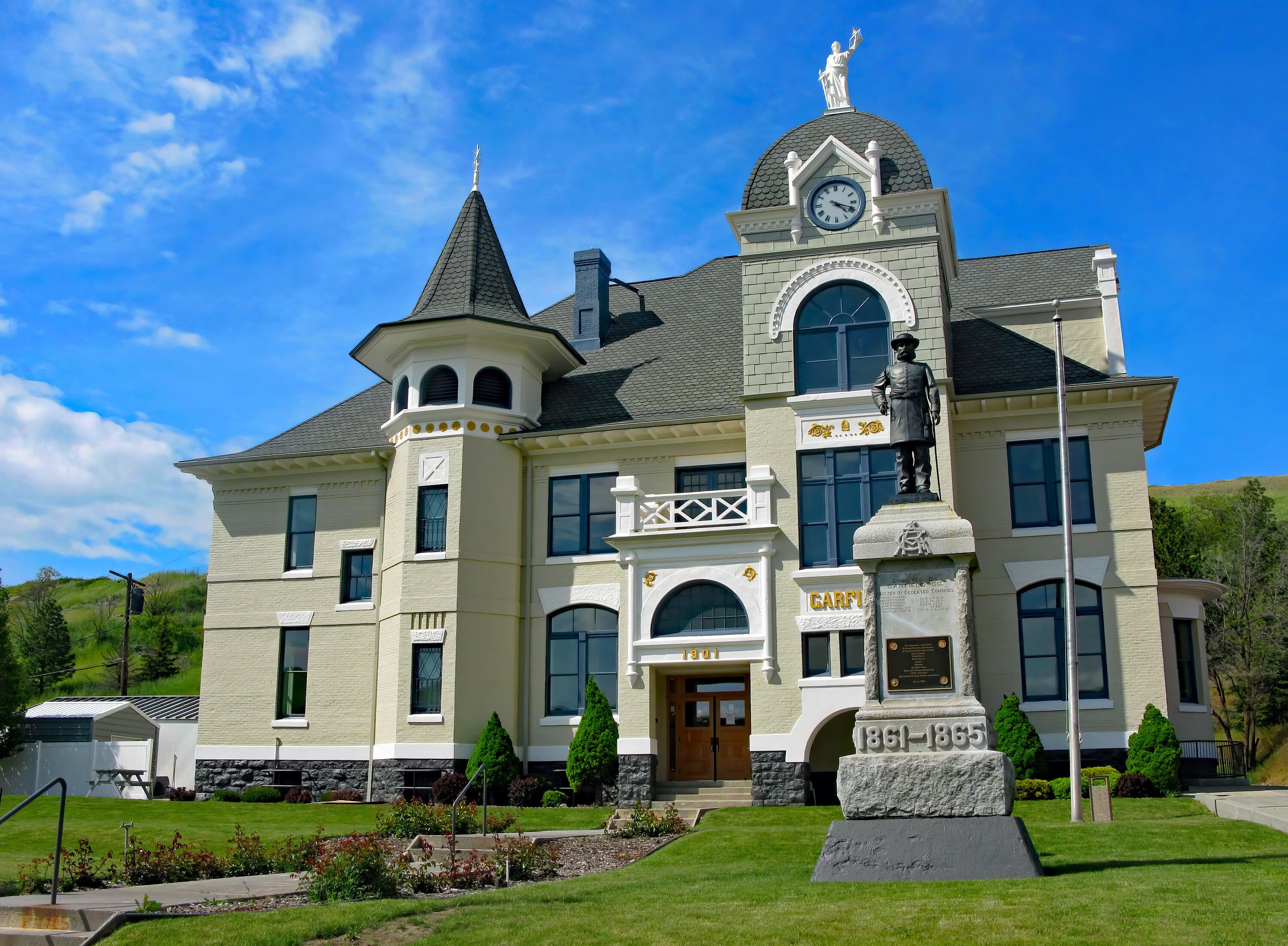 An image of the 1901 Garfield County Court House in historical Pomeroy, Wa