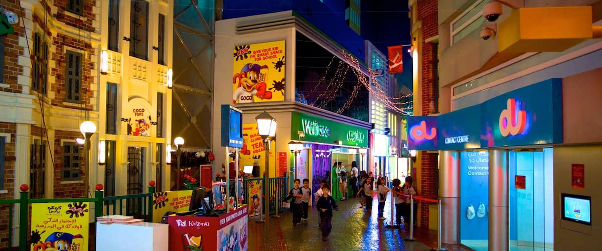 KidZania som viser natteliv, interiør og gadeliv