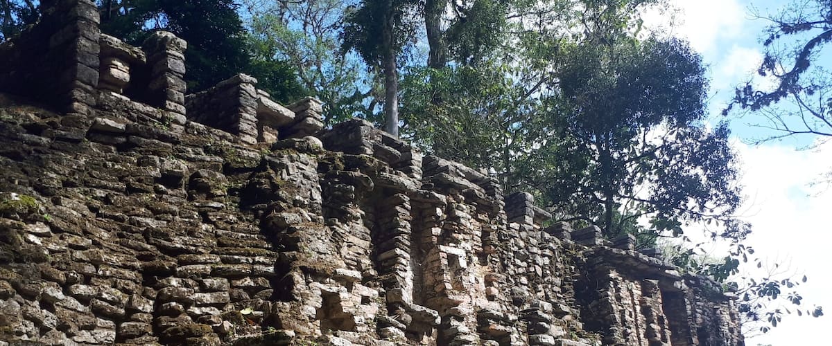 Un lugar increíble perdido en la selva. Se puede llegar sólo navegando el río Usumacinta!