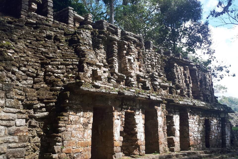 Ruinas antiguas de piedra con columnas y escalones.