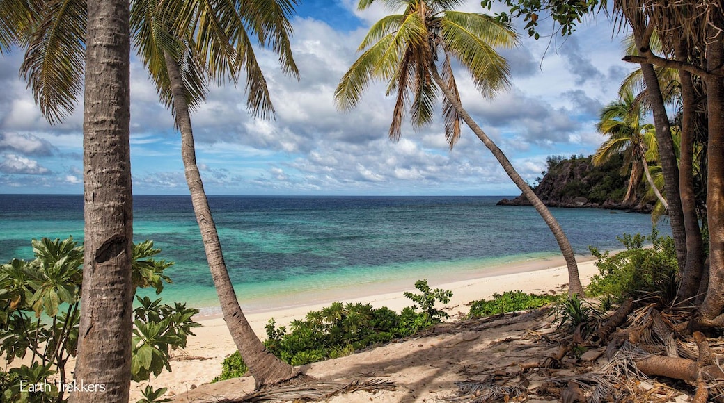Monuriki (Modriki) Island is the filming site for the movie Cast Away. Much of the movie was filmed right on this part of the beach. If you are visiting Fiji, you can tour this island as a day trip if you are staying in the Mamanuca Islands. #modriki #monuriki
Read more: http://www.earthtrekkers.com/fiji-one-week/